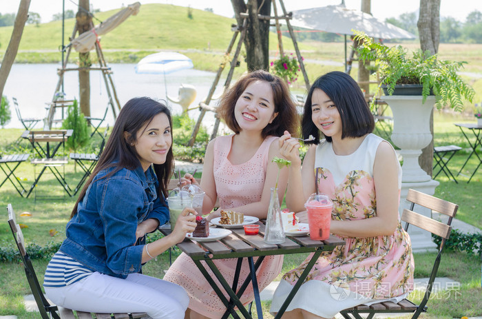 妇女享受吃和一起聊天
