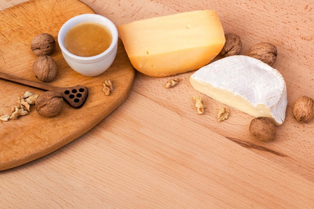 奶酪 核桃 蜂蜜木制的桌子上