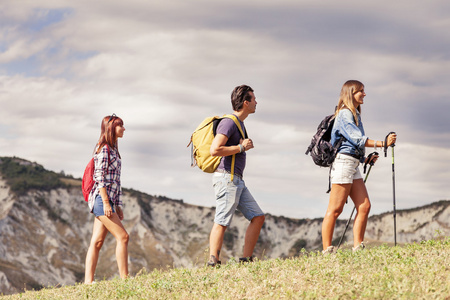 客群跟踪群年轻登山客在山中的单个文件照片