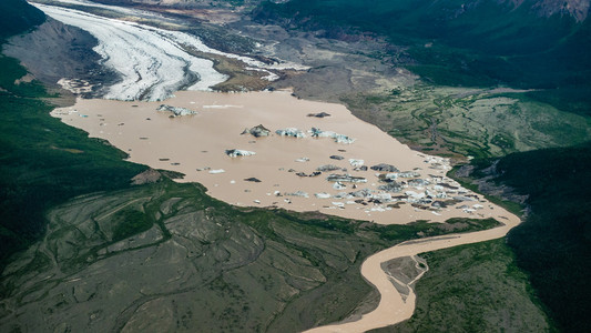 湖产特产冰川融水的湖照片