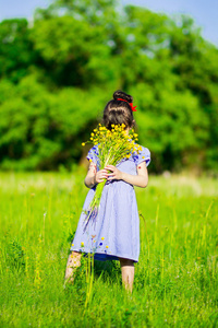 花场户外人像的小亚洲女孩图片