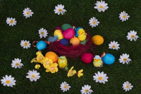 复活节鸡蛋放在绿色的草坪上，在春季的一天