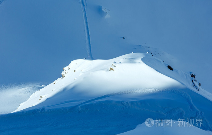 冬天的山边坡