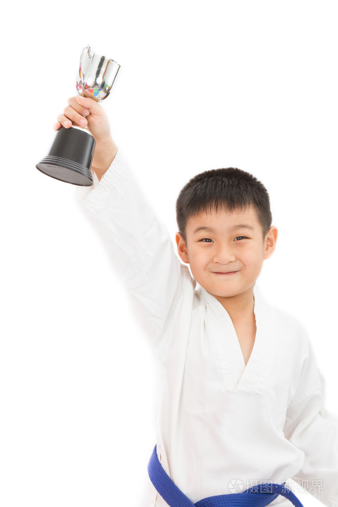 亚洲空手道小孩拿着杯子在白色的和服