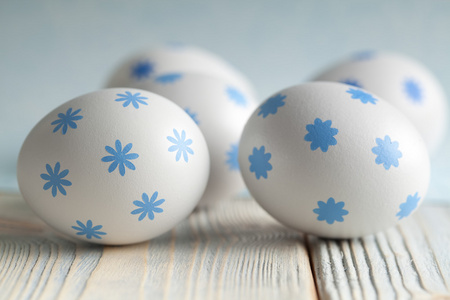 蓝色和白色的复活节鸡蛋木制背景