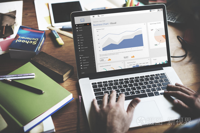 商人在笔记本电脑上工作