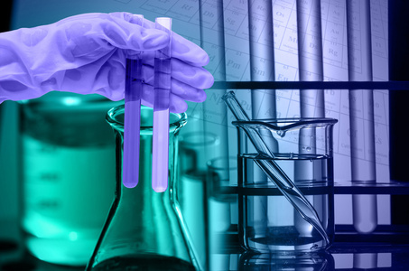 化学实验室，科学家落入测试瓶试剂