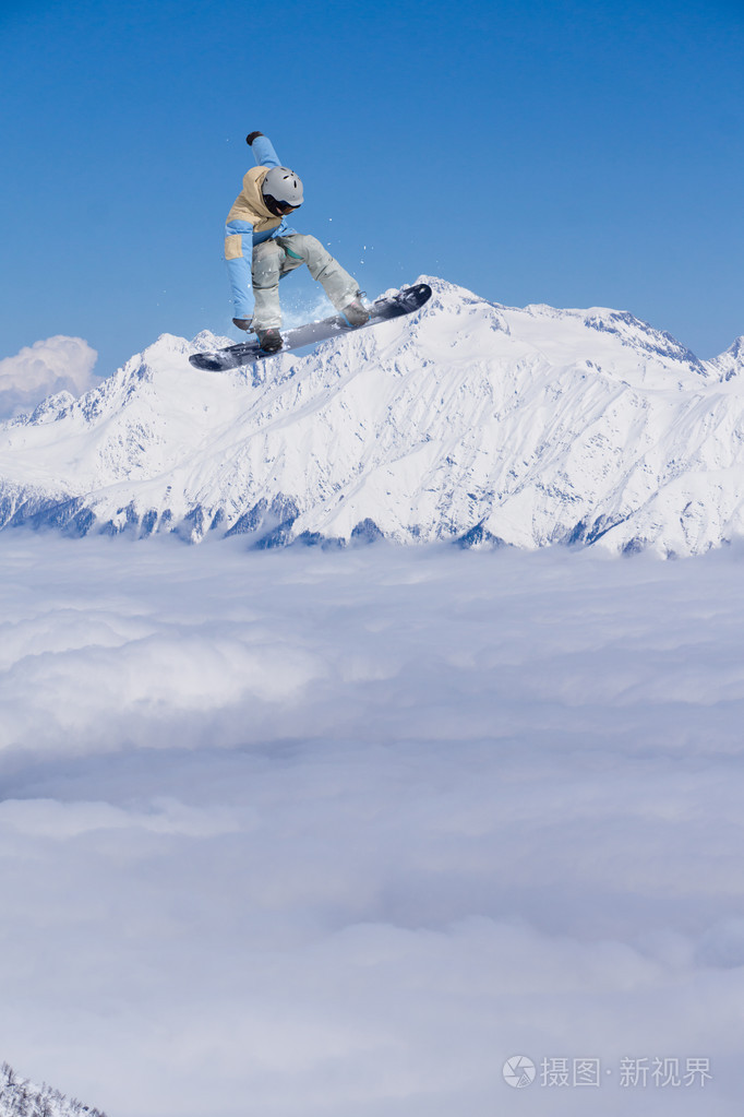 山上的飞行滑雪板.极限运动