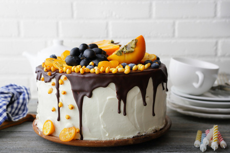 蛋糕装饰着葡萄和柿子