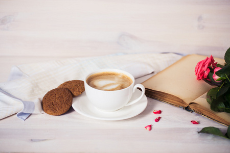 杯咖啡木白表了饼干 玫瑰和书上