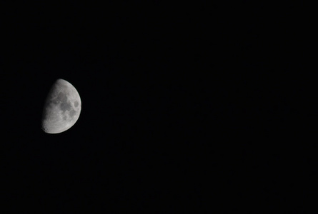 夜晚的天空中的月亮