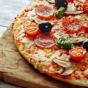 美味新鲜的比萨，意大利辣香肠和蘑菇 樱桃为服务