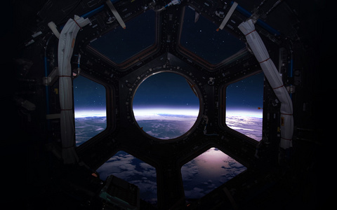 地球美丽的太阳系行星在太空飞船窗口舷窗。这幅图像由美国国家航空航天局提供的元素