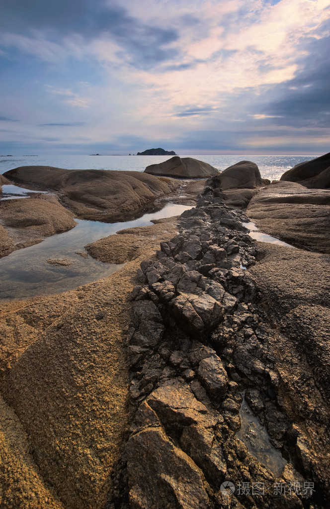 岩石海岸的东海阴暗的一天