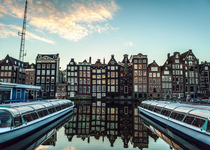 一般的山水景观渠道及阿姆斯特丹的晚上时间大堤
