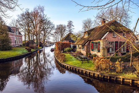 在 Giethoorn，荷兰的茅草屋顶舒适幢老房子里