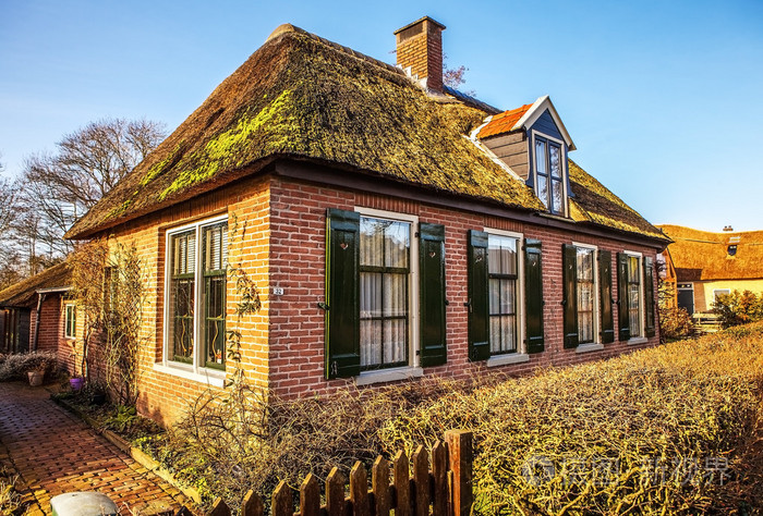 在giethoorn荷兰的茅草屋顶舒适幢老房子里