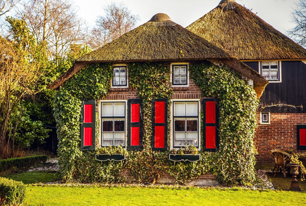 在 Giethoorn，荷兰的茅草屋顶舒适幢老房子里