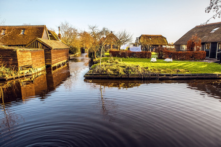 在 Giethoorn，荷兰的茅草屋顶舒适幢老房子里