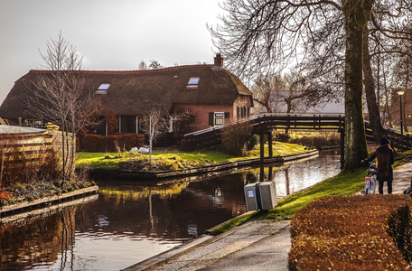 在 Giethoorn，荷兰的茅草屋顶舒适幢老房子里