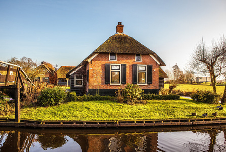在 Giethoorn，荷兰的茅草屋顶舒适幢老房子里