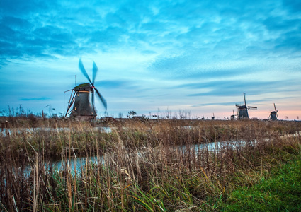风车和日落在荷兰风车村，水渠道