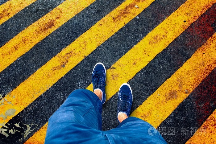 一个人在禁区的地板上行走