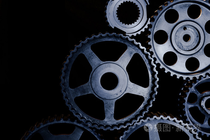 在黑色背景上的工业齿轮