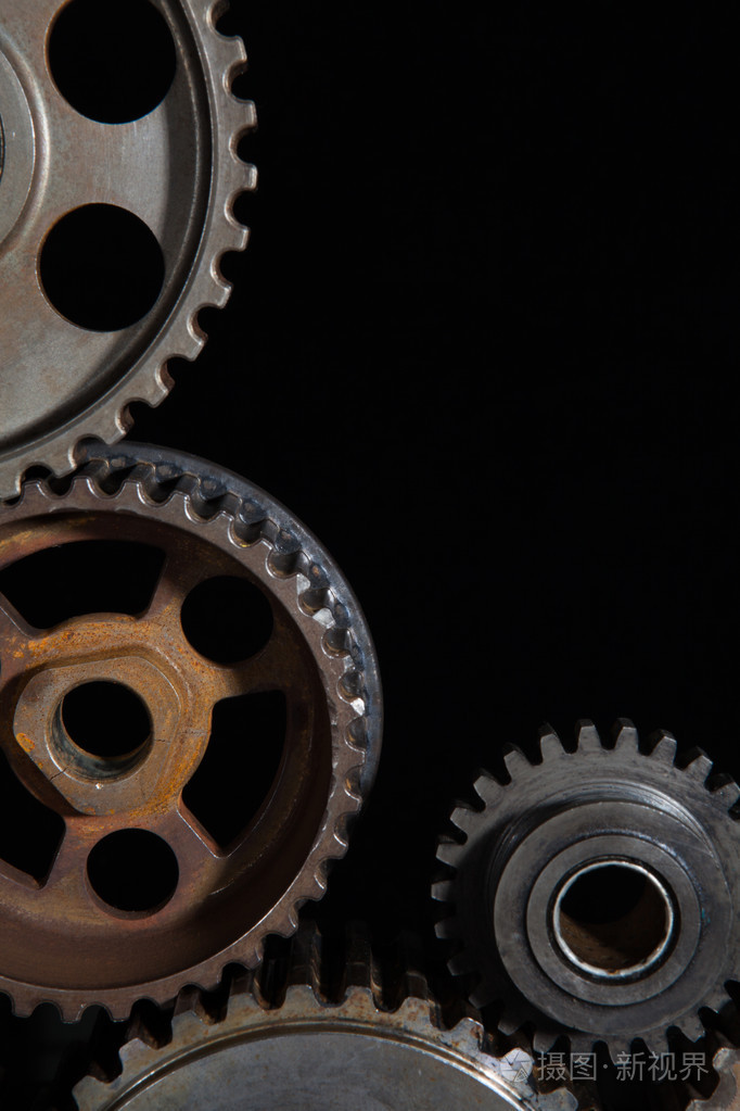 在黑色背景上的工业齿轮