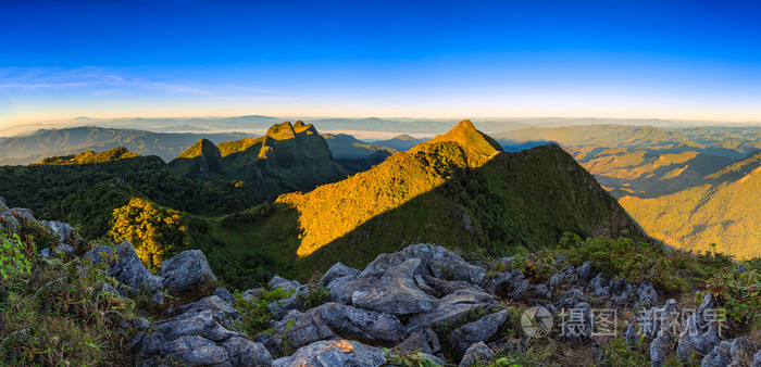 从泰国清迈省杜郎朝道俯瞰大山国家公园风景的全景
