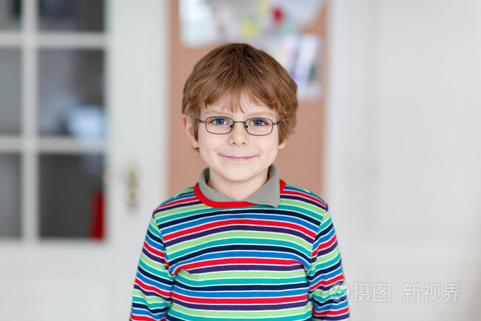 室内眼镜小男孩画像