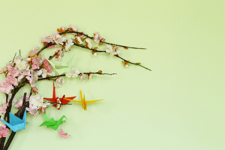 樱花花枝上的彩色纸折纸鸟图片