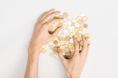 金钱和财务主题 钱硬币和人的手，在工作室中的灰色背景上显示的姿态顶视图