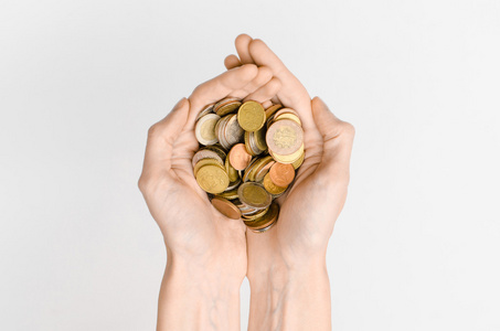 金钱和财务主题 钱硬币和人的手，在工作室中的灰色背景上显示的姿态顶视图