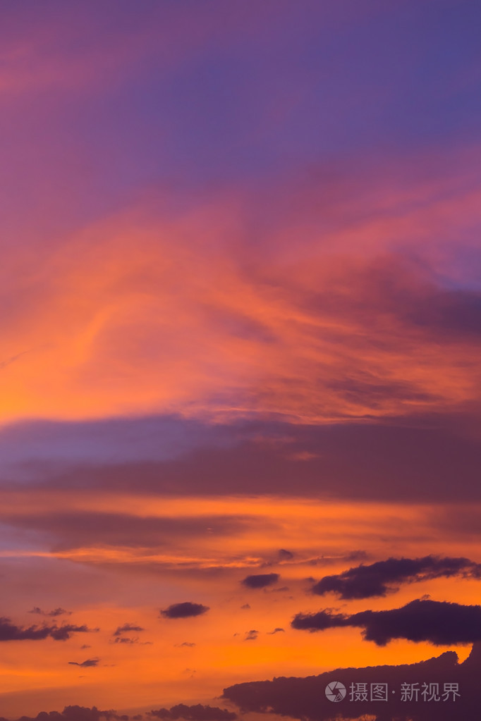 五颜六色的日落天空与橙色云彩暮光天空