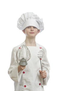 小男孩打扮成厨师与白色背景上扫