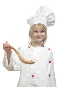 年轻女孩打扮成厨师用木勺白色背景上