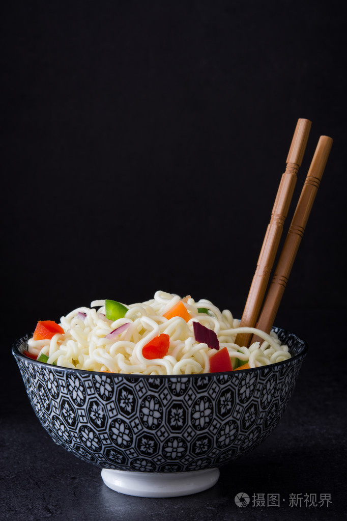 亚洲面条和蔬菜黑色背景