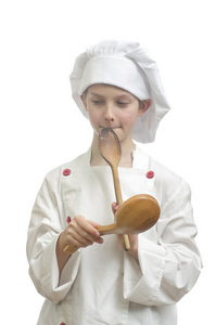 小男孩打扮成厨师与木勺子在白色背景