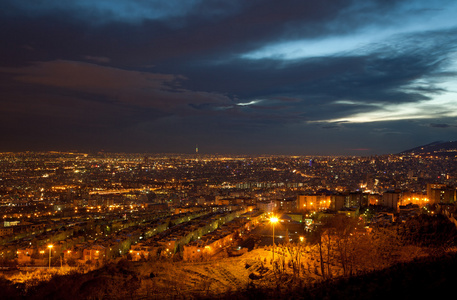 照明的德黑兰市从上面日落之后