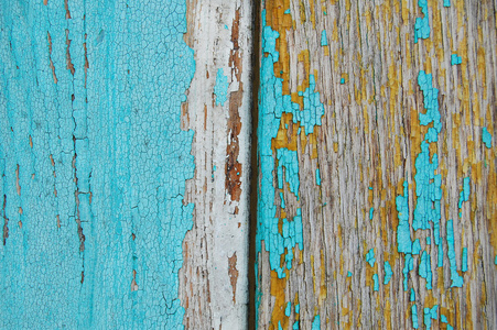 蓝色 白色和黄色木墙上剥落的油漆