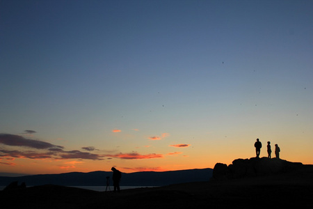 人们观看日落，Olkhon 岛像贝加尔湖