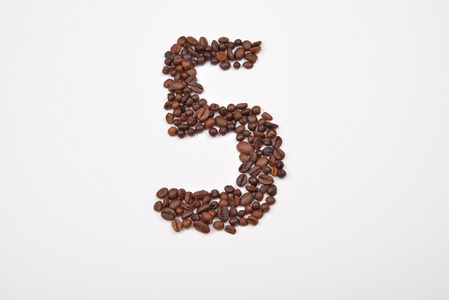第五个从孤立的白色背景上的咖啡豆。爱