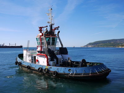 军事运河拖船在湾照片