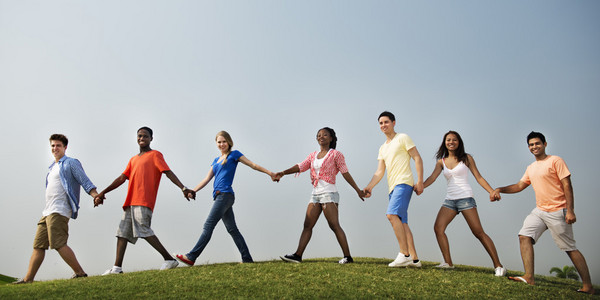 小伙伴们手挽手图片