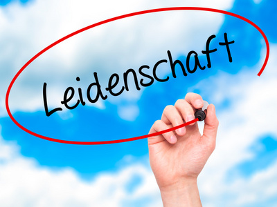 男人手用黑色马写 Leidenschaft 德国的激情