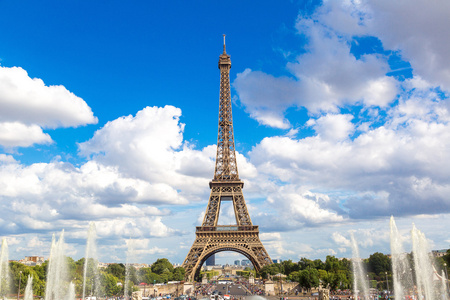 在夏季的一天，在巴黎埃菲尔铁塔
