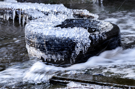 冰在融化的水照片