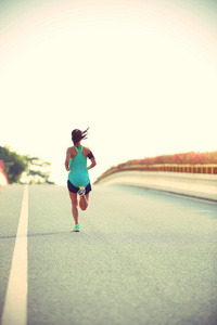 在道路上运行的女跑步运动员