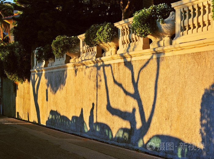 影子在墙上和轮廓上的日落